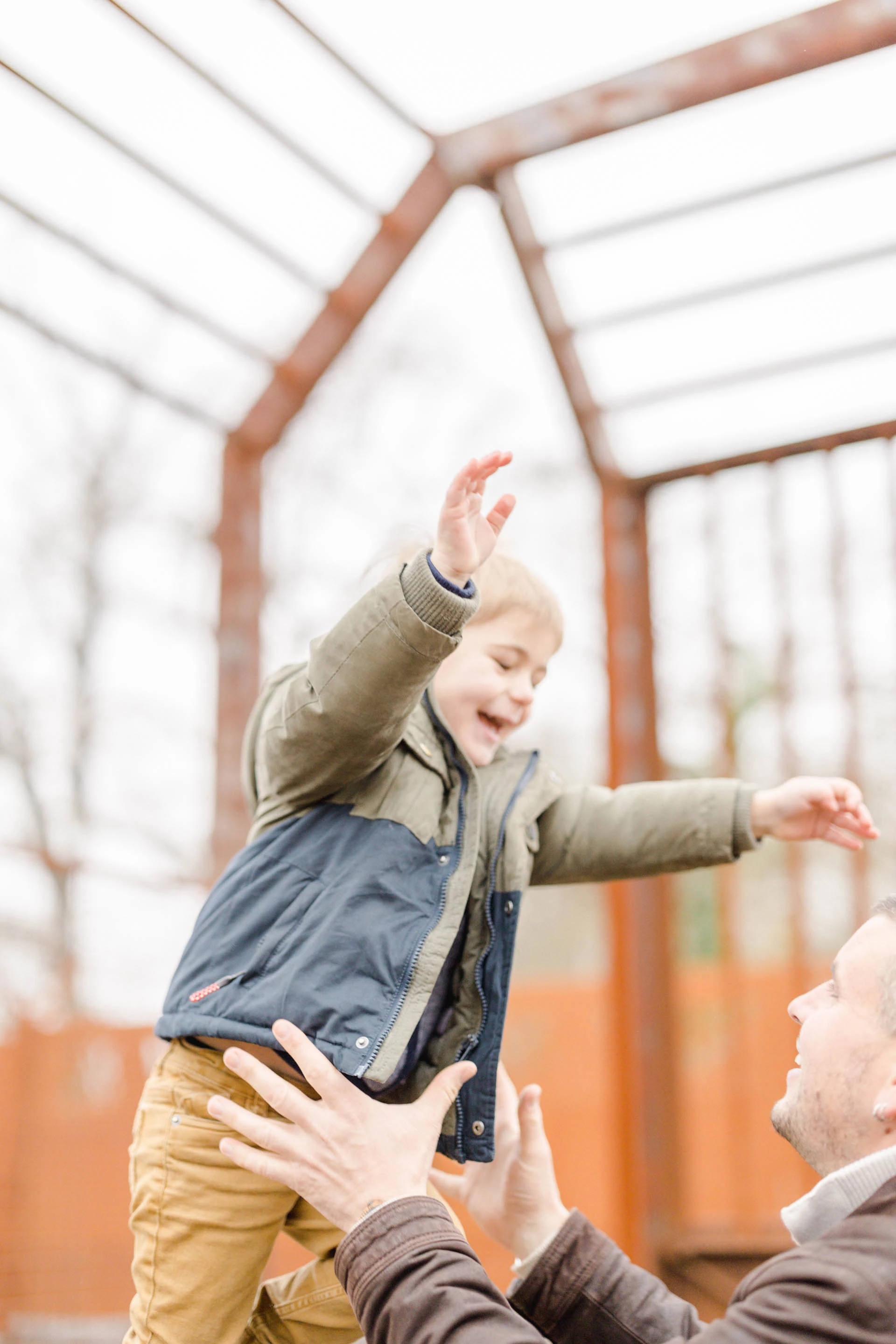 bonheur enfant sourire gris marron